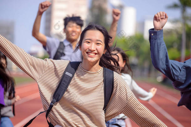 快乐的青少年学生在学校里<strong>跑步</strong>