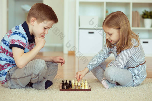 两个<strong>小朋友</strong>在家里下棋的情绪