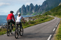 两个骑自行车者放松骑山地自行车