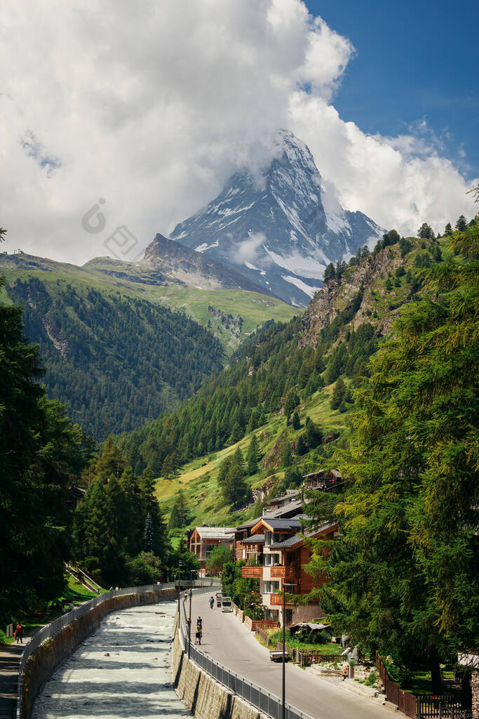 瑞士阿尔卑斯山，美丽的阿尔卑斯山，云中的山脉