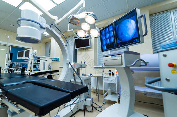 内科医院设计理念。现代诊所手术室的内部。带有测试特写的屏幕
