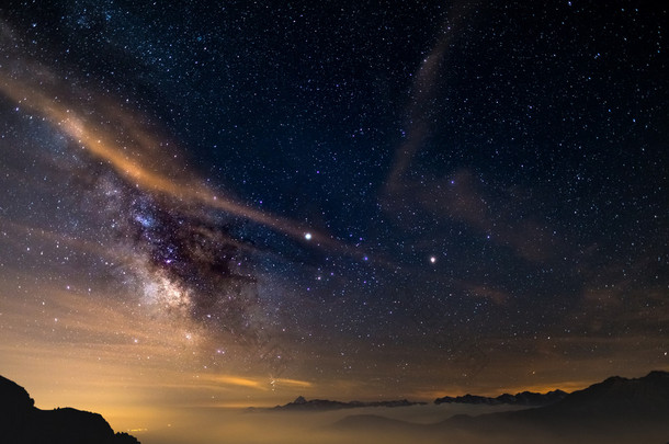 多彩发光的核心银河和满天星斗的天空，在对意大利的阿尔卑斯山，都灵省夏季在高空捕获。火星和土星发光中间框架.