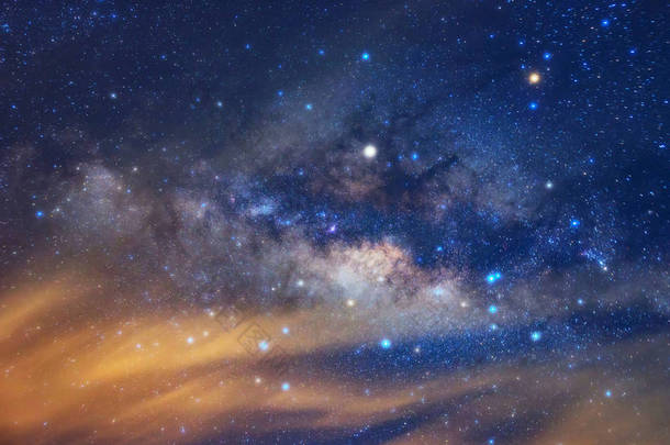 银河银河与恒星和空间尘埃在宇宙中, <strong>长</strong>时间曝光.