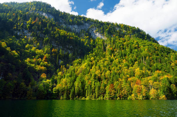 令人惊叹的深绿色水域的 Konigssee, 被称为德国最深和最干净的湖泊, 位于极端东南 Berchtesgadener 土地区巴伐利亚, 靠近奥地利边境.