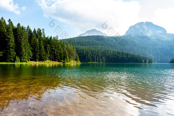 黑山冰川湖和山脉的景观