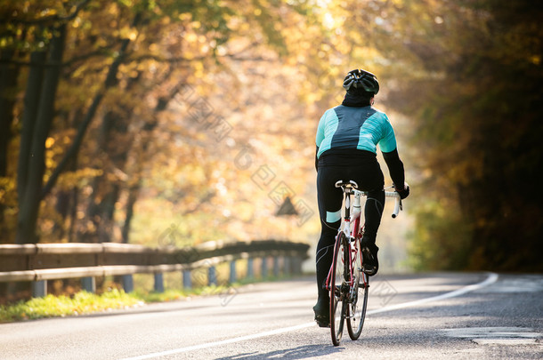 秋天的运动员骑自行车