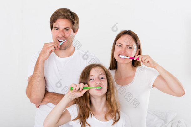 家庭在一起刷牙