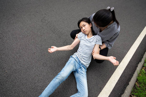 生病的小<strong>女孩</strong>有癫痫发作在街上，女儿患有癫痫发作，癫痫发作期间有癫痫病，<strong>亚洲</strong>年轻女子或母亲照顾<strong>女孩</strong>病人，大脑，神经系统概念