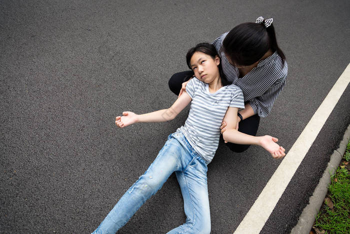 生病的小女孩有癫痫发作在街上，女儿患有癫痫发作，癫痫发作期间有癫痫病，亚洲年轻女子或母亲照顾女孩病人，大脑，神经系统概念