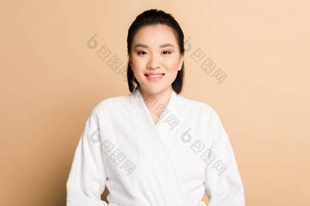 穿着浴衣的美丽的亚洲女人，有着米色的背景