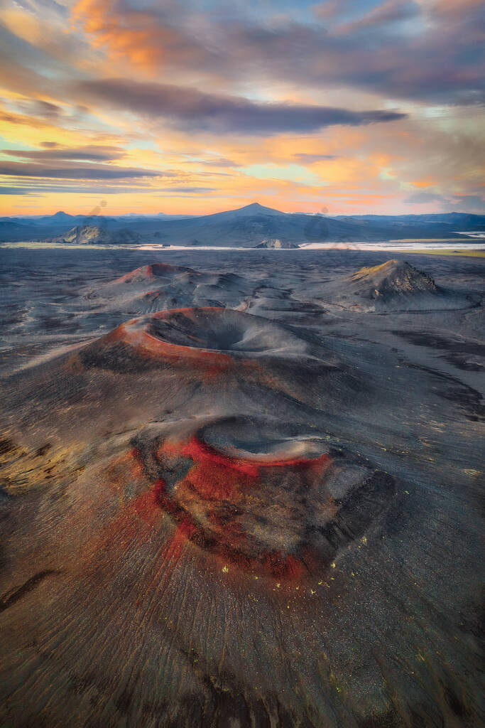 冰岛高地的火山口，拍摄于2020年8月，使用曝光支架进行后处理