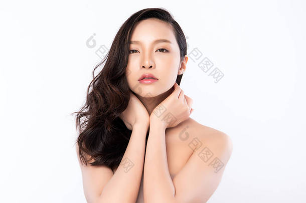 年轻美丽的亚洲女人,皮肤洁白,背景洁白,<strong>面部</strong>护理,<strong>面部治疗</strong>.化妆品，美容和温泉。亚洲妇女肖像
