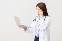 医生用电脑笔记本。女医生用听诊器用电脑用白色背景的电脑.