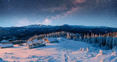 晚上在山下的星星下的小屋。喀尔巴阡山, 乌克兰, 欧洲