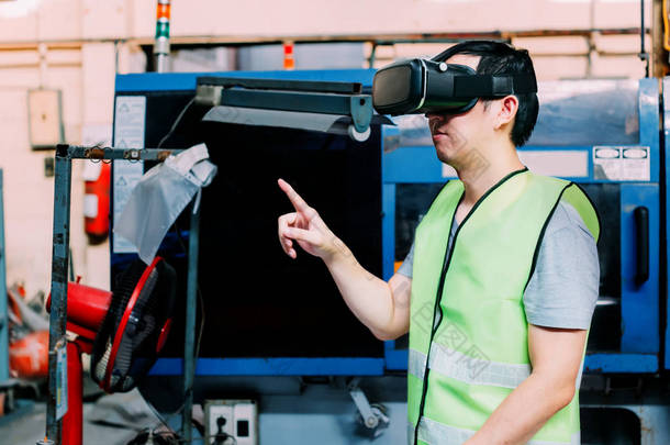 工业工厂工人穿着Vr护目镜触摸在工厂内的虚拟现实世界