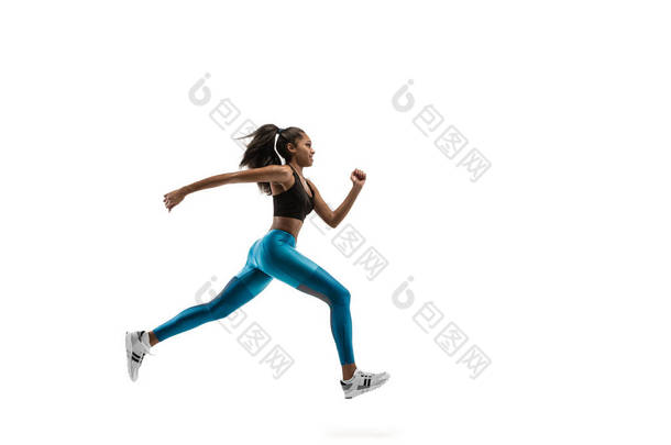 在白色演播室背景查出的年轻非洲妇女跑或慢跑.