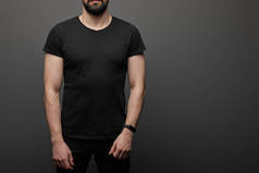 黑色底色的空白基本黑色T恤胡子男子的剪影
