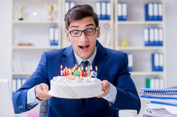 年轻的商人一个人在办公室里庆祝生日