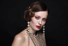 年轻美丽女子的古董风格肖像，戴着精美的珍珠耳环和项链