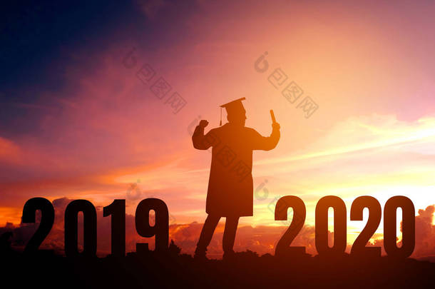 2020年新年剪影年轻人毕业在2020年教育