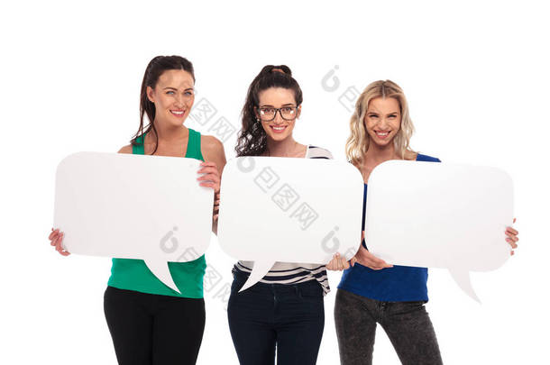 三个快乐休闲妇女担任空白语音泡沫板 