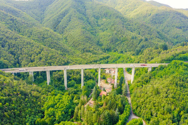 意大利，拉斯皮西亚省，A12 。欧洲E80路线（跨欧洲高速公路或TEM） 。有桥梁和隧道的山区段，空中景观 