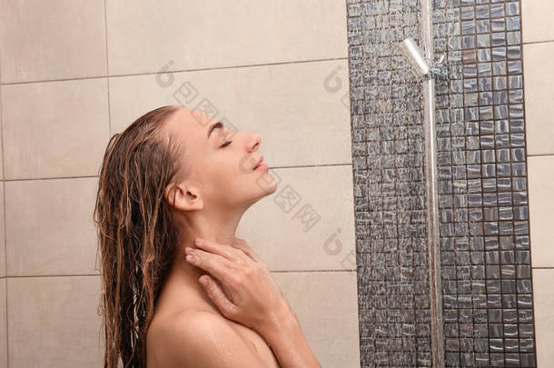 漂亮的年轻女子在家里洗澡