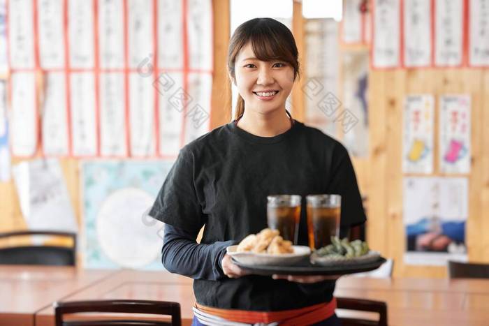 一个在餐馆工作的日本女人的形象.