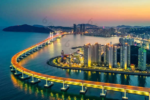 高架桥或高架桥的空中景观和摩天大楼的建筑在夜间被照亮。釜山，韩国.