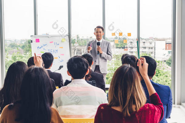 商务<strong>人员</strong>站在一群人面前，在大厅或会议室举行的会议研讨会上进行咨询。演示和指导概念