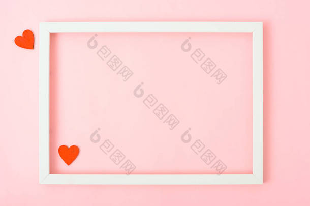 情人节的概念，顶视图平面布局，粉红背景的相框，文本的复制空间