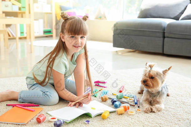 可爱的小女孩与狗画,而坐在地毯上