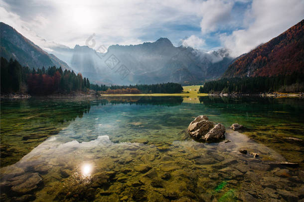 美丽的风景在拉戈迪芙辛以晶莹清澈的水和万加山为背景。意大利北部Fusine湖的秋天风景-阿尔卑斯山-欧洲