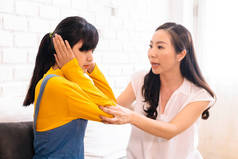 恼怒的亚洲少女和心烦意乱的中年母亲之间的争论.