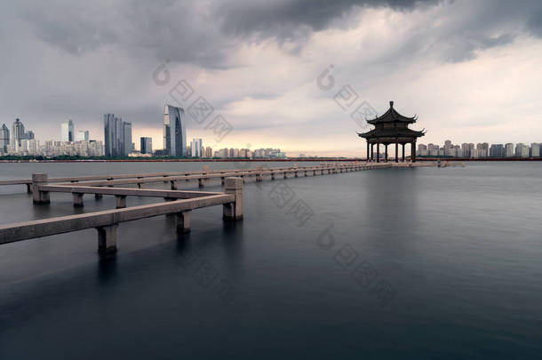湖畔的城市景观。照片来自中国苏州.