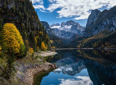 秋天平静的阿尔卑斯山湖水清澈透明 