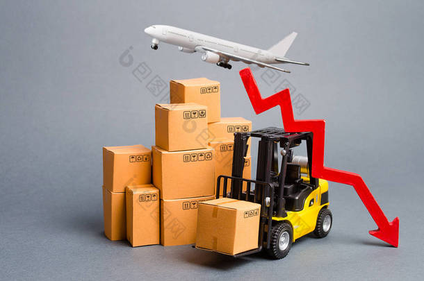 货机，叉车，纸板箱和红色箭头下降。 工业生产和商业下降。 减少货物运输和交付<strong>产品</strong>和货物的数量.
