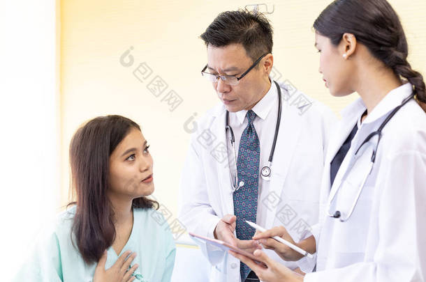 当医生解释她的健康状况时, 病人感到担心