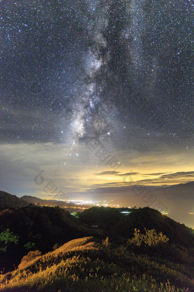 繁星点点的夜晚的星空背景下抽象图片-包图网企业站