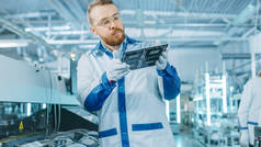 高科技工厂：质量控制检查员检查电子印刷电路板是否有损坏。基于表面安装、选择和放置技术的PCB背景装配线.