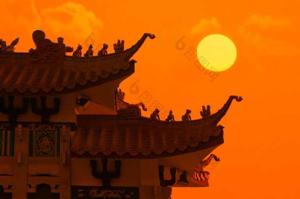 中国龙屋顶与日落
