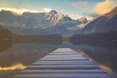 在朱利安阿尔卑斯山的早晨山湖全景 
