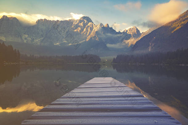 在朱利安阿尔卑斯山的早晨山湖全景 