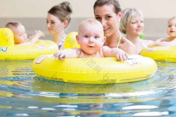 婴儿游泳课 