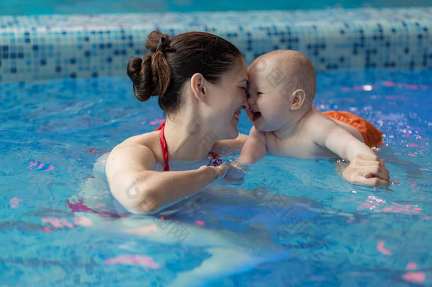 妈妈发展<strong>婴儿</strong>的肌肉。在<strong>游泳</strong>池里做各种运动。教<strong>游泳</strong>