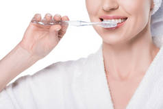 妇女刷牙在白色的牙齿被裁剪的看法