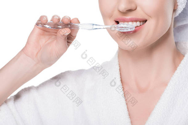 妇女刷牙在白色的牙齿被<strong>裁剪</strong>的看法