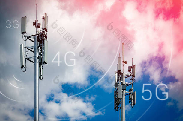 两座带有4G 、 5G发射机的<strong>电信</strong>塔。在蓝天的背景下，带有发射天线的蜂窝基站，其背景是蓝天和粉色-黄色的云彩。粉红的