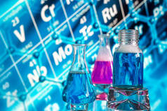 低聚科学化学玻璃瓶。神奇设备多边形三角蓝发光研究未来技术商业医学概念 