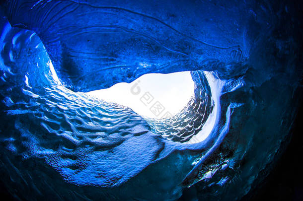冰洞，冬季通过流经冰川或冰川下的水形成的自然现象，以及冰岛瓦特纳冰川每年形成的新<strong>洞穴</strong>